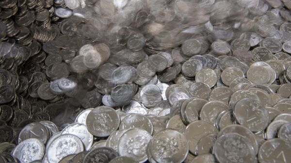 Two-ruble coins at the packaging line of the Moscow Mint. - Sputnik International