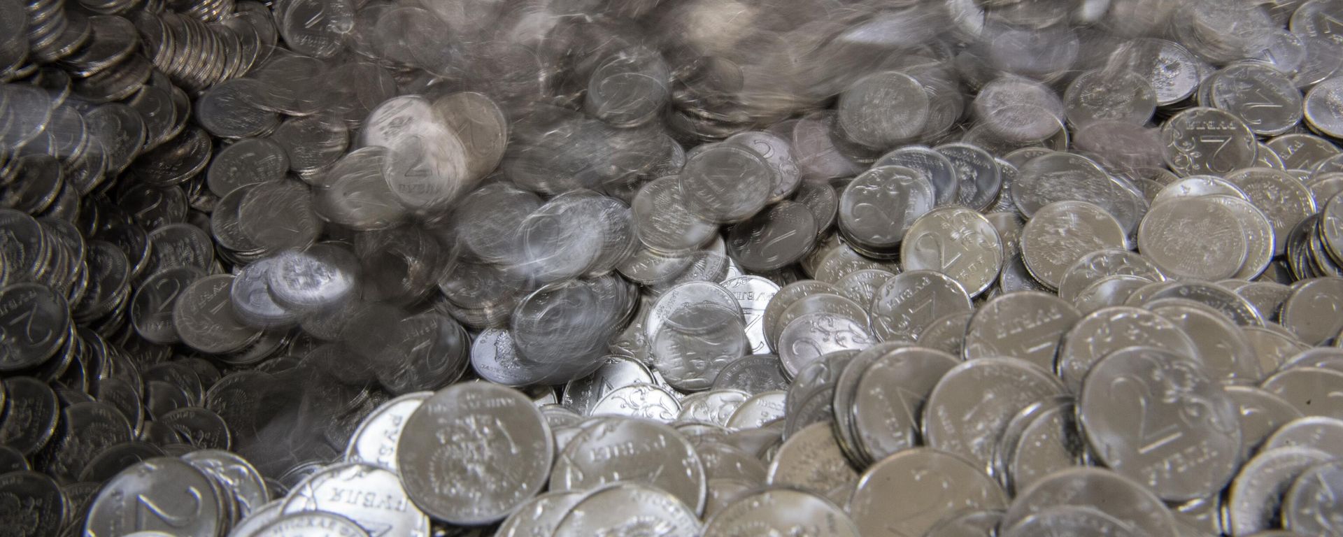 Two-ruble coins at the packaging line of the Moscow Mint. Two-ruble coins at the packaging line of the Moscow Mint. - Sputnik International, 1920, 15.02.2024