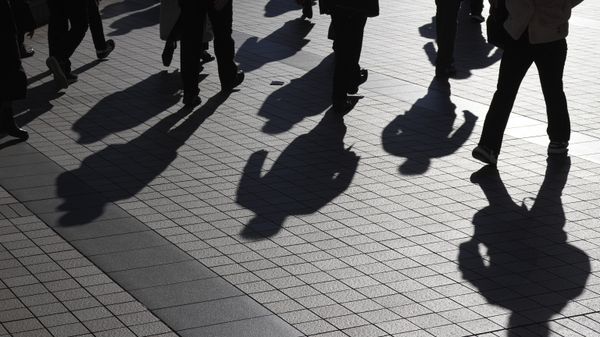 Commuters walk in a passageway during a rush hour at Shinagawa Station in Tokyo. Japan - Sputnik International