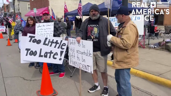 Screengrab of video showing angry residents of East Palestine, Ohio, meeting US President Joe Biden during his first visit to East Palestine since the incident occurred on February 3, 2023, when a train derailed and spilled toxic chemicals into the town - Sputnik International