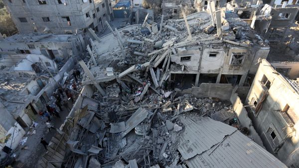 Palestinians inspect the damage following Israeli strikes on the al-Zawayda area of the central Gaza Strip on December 30, 2023, amid ongoing battles between Israel and the Hamas movement - Sputnik International