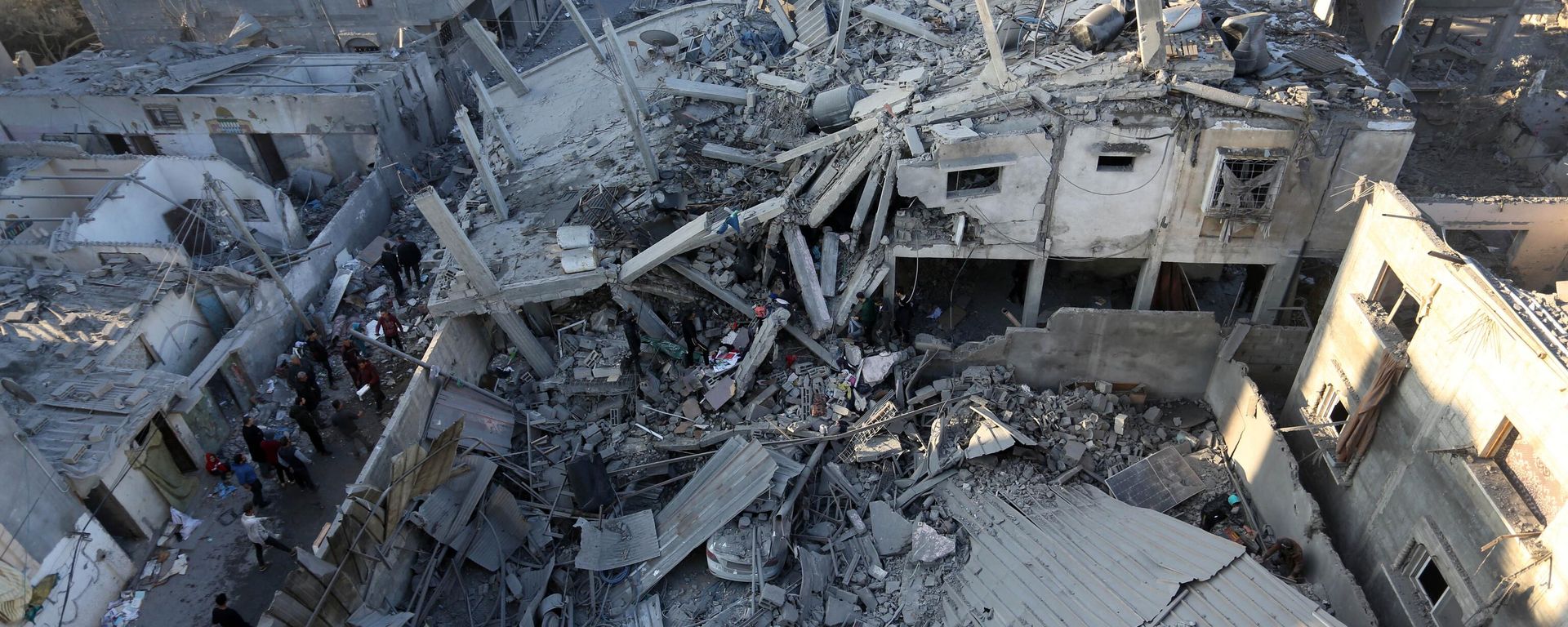 Palestinians inspect the damage following Israeli strikes on the al-Zawayda area of the central Gaza Strip on December 30, 2023, amid ongoing battles between Israel and the Hamas movement Palestinians inspect the damage following Israeli strikes on the al-Zawayda area of the central Gaza Strip on December 30, 2023, amid ongoing battles between Israel and the Hamas movement - Sputnik International, 1920, 16.02.2024