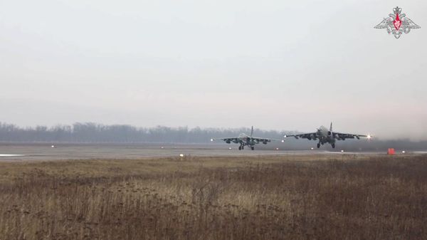 Russian Su-25 attack aircraft struck Ukrainian camouflaged equipment and manpower in the DPR - Sputnik International