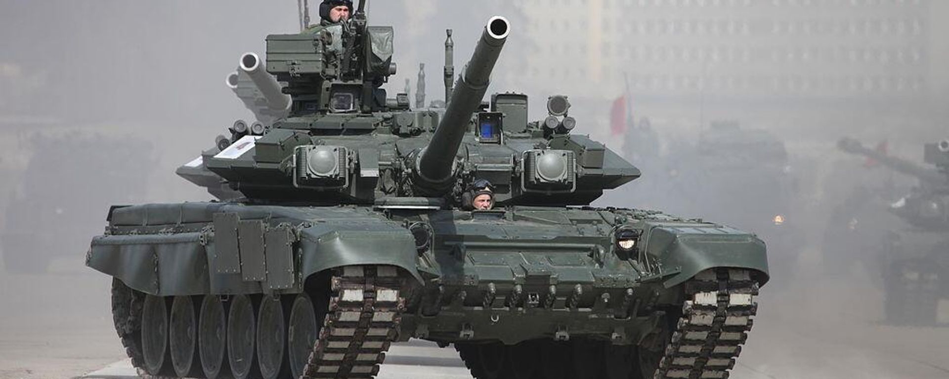 Russian T-90 equipped with a Shtora-1 soft-kill active protection system maneuvers amid preparations for a Victory Day Parade on Red Square. - Sputnik International, 1920, 06.01.2026