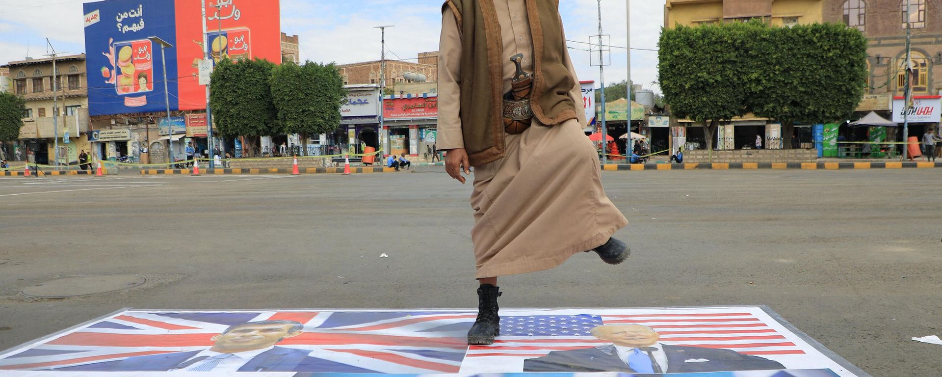 A supporter of Yemen's Huthi movement steps on images of Israeli and western flags and leaders as he takes part in a pro-Palestinian rally in Sanaa on February 8, 2024, amid the ongoing conflict in the Gaza Strip between Israel and the Palestinian militant group Hamas. A supporter of Yemen's Huthi movement steps on images of Israeli and western flags and leaders as he takes part in a pro-Palestinian rally in Sanaa on February 8, 2024, amid the ongoing conflict in the Gaza Strip between Israel and the Palestinian militant group Hamas. - Sputnik International, 1920, 17.02.2024