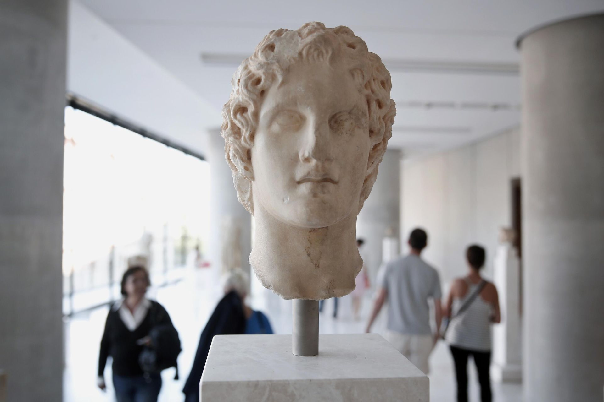Visitors walk behind an ancient marble head of ancient Greek warrior-king Alexander the Great, displayed at the Acropolis museum in Athens, Oct. 12, 2014. Alexander the Great was one of the world's most successful military commanders, who enlarged his father's kingdom to include an empire stretching from modern Greece to India. During his youth, Alexander was tutored by the ancient Greek philosopher Aristotle until the age of 16. Visitors walk behind an ancient marble head of ancient Greek warrior-king Alexander the Great, displayed at the Acropolis museum in Athens, Oct. 12, 2014. Alexander the Great was one of the world's most successful military commanders, who enlarged his father's kingdom to include an empire stretching from modern Greece to India. During his youth, Alexander was tutored by the ancient Greek philosopher Aristotle until the age of 16. - Sputnik International, 1920, 17.02.2024