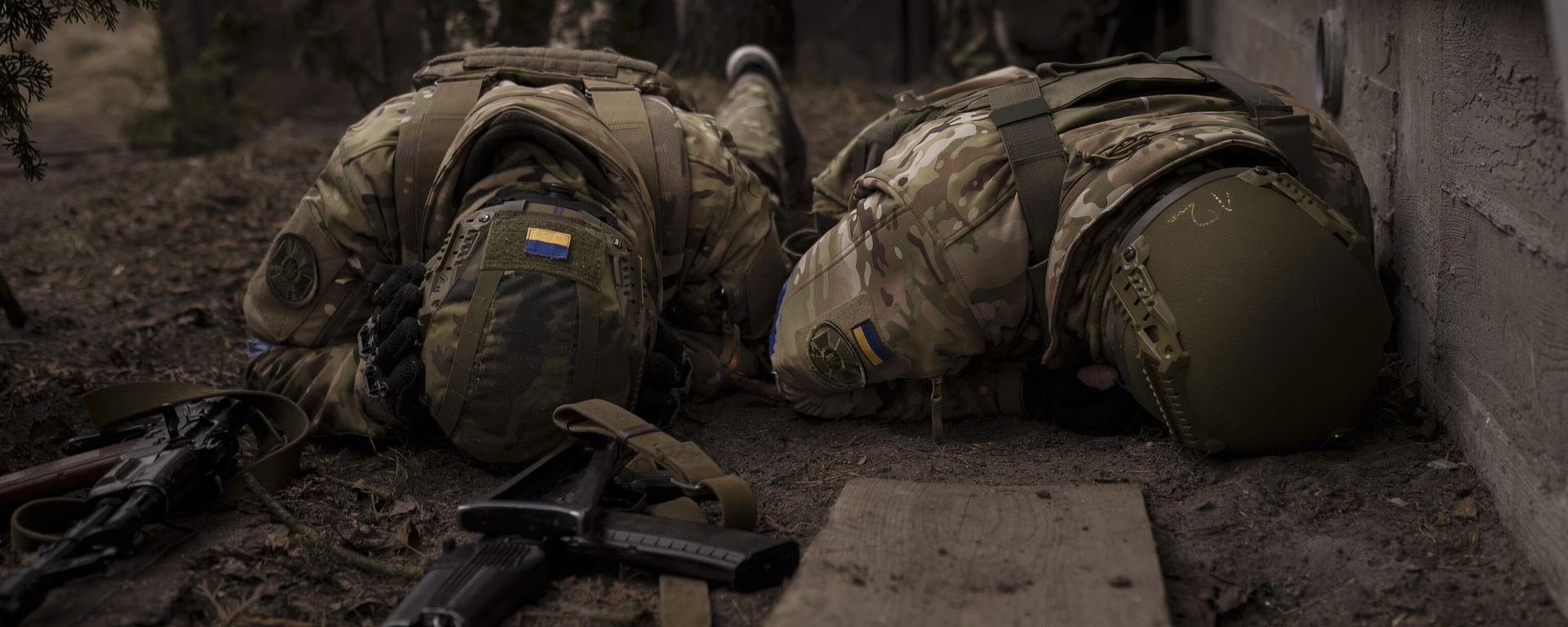 Ukrainian soldiers take cover from incoming artillery fire in Irpin, the outskirts of Kyiv, Ukraine, Sunday, March 13, 2022 Ukrainian soldiers take cover from incoming artillery fire in Irpin, the outskirts of Kyiv, Ukraine, Sunday, March 13, 2022 - Sputnik International, 1920, 17.02.2024