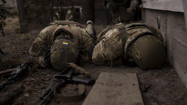 Ukrainian soldiers take cover from incoming artillery fire in Irpin, the outskirts of Kyiv, Ukraine, Sunday, March 13, 2022 - Sputnik International