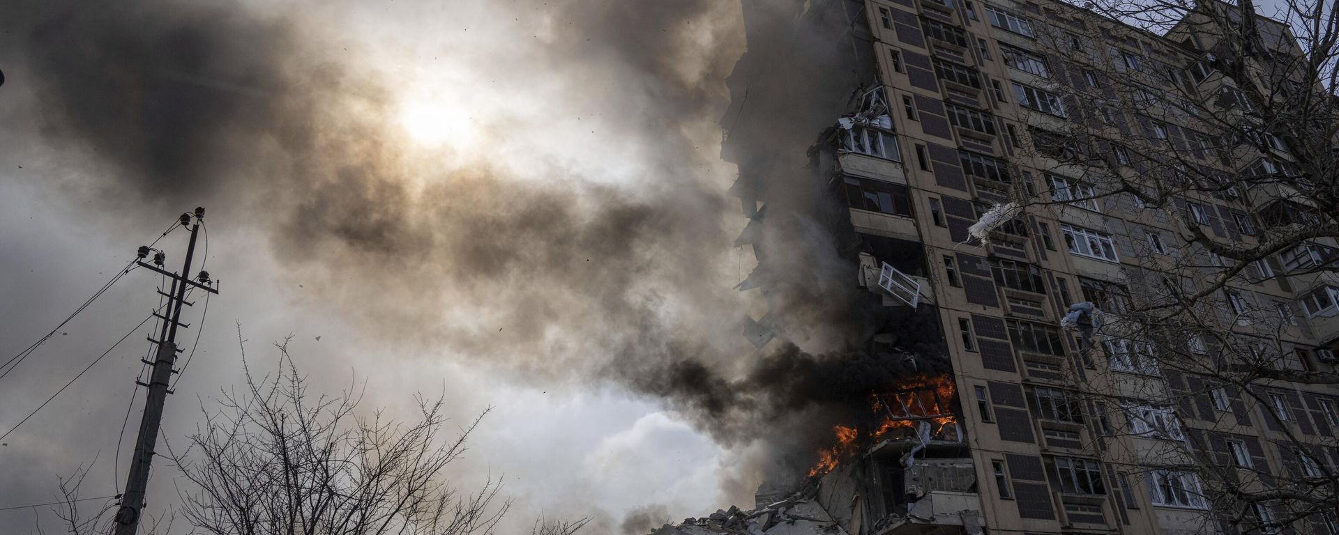 A multi-store building burns n Avdeyevka. A multi-store building burns n Avdeyevka. - Sputnik International, 1920, 20.02.2024