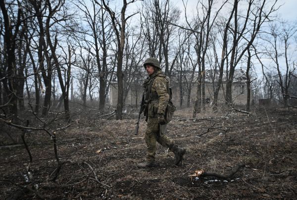 A soldier from the Russian Central Military District looks around a secured area in Avdeyevka. - Sputnik International