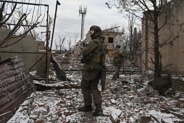 Troops from Russia's Central Military District explore a site with collapsed buildings after the battle for Avdeyevka. - Sputnik International