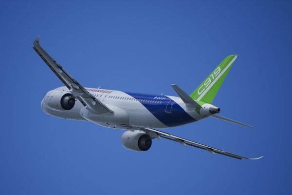 China's COMAC C919 aircraft flies during the debut day of the show. - Sputnik International
