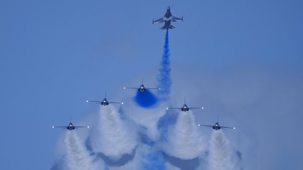 South Korean Air Force's Black Eagles aerobatic team performs during the first day of the Singapore Airshow - Sputnik International