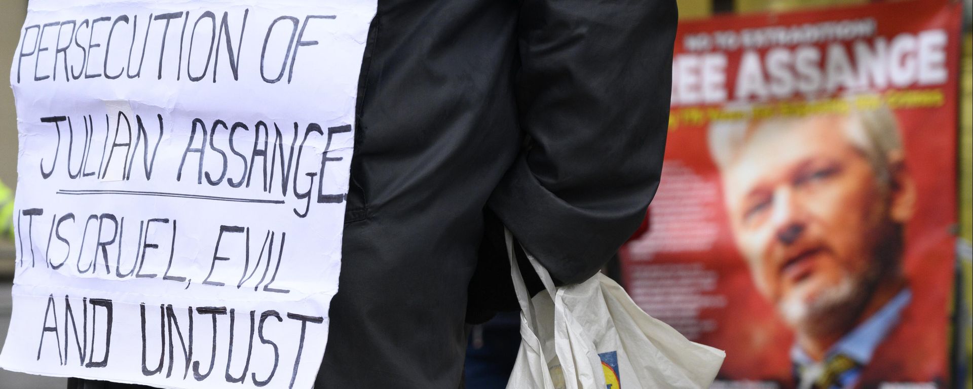 A supporter of Julian Assange attend the extradition hearing at Westminster Magistrates Court in London - Sputnik International, 1920, 21.02.2024