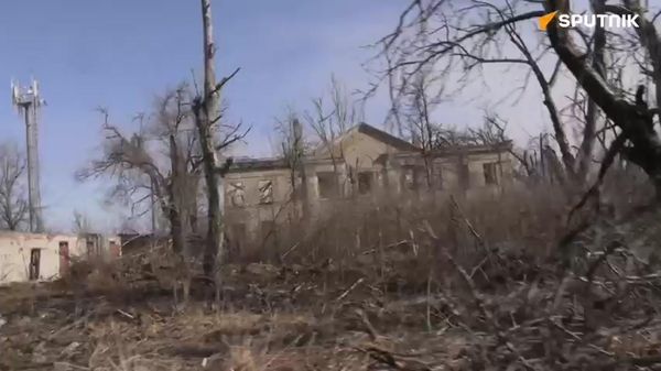Servicemen of the 55th Guards Motorized Rifle Brigade show the path used by Russian storm groups to reach the center of Avdeyevka in order to defeat Ukrainian nationalists. - Sputnik International