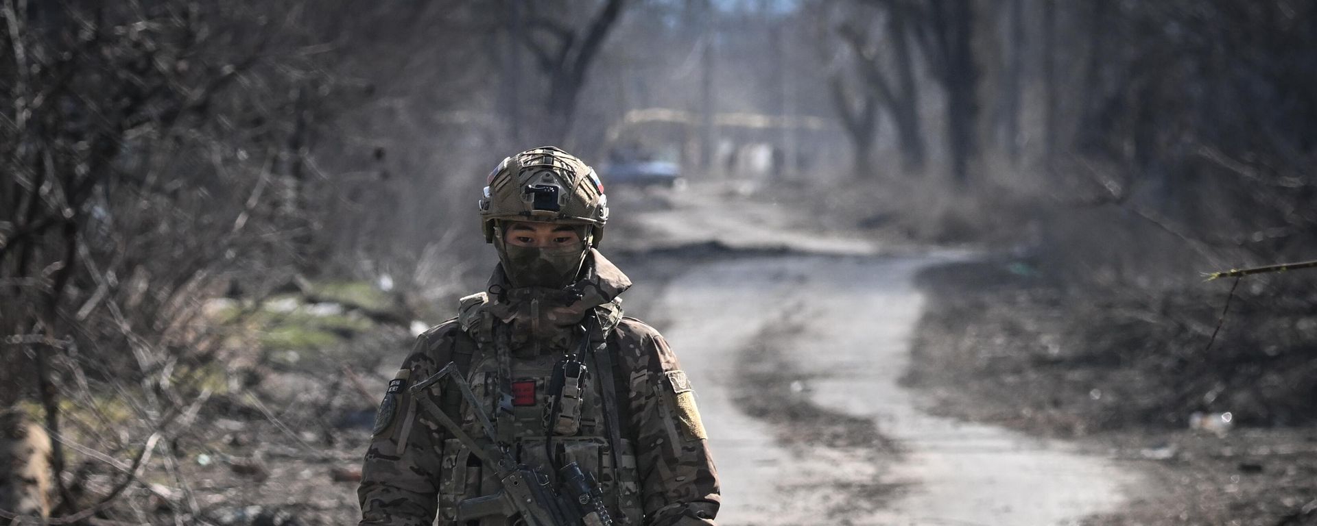 A Russian serviceman of the 55th motorised rifle brigade of the Central Military District patrols an area in Avdeyevka - Sputnik International, 1920, 09.04.2024
