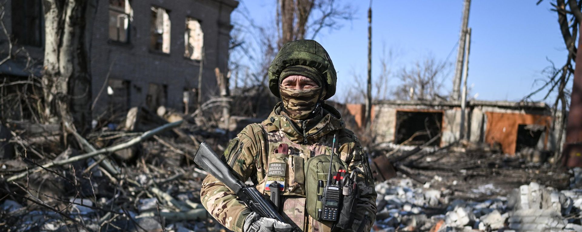 Russian soldier of the 55th motorised rifle brigade of the Central Military District patrols an area in Avdeyevka Russian soldier of the 55th motorised rifle brigade of the Central Military District patrols an area in Avdeyevka - Sputnik International, 1920, 22.02.2024
