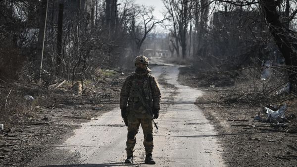 A Russian serviceman of the 55th motorised rifle brigade of the Central Military District patrols an area amid Russia's military operation in Ukraine - Sputnik International