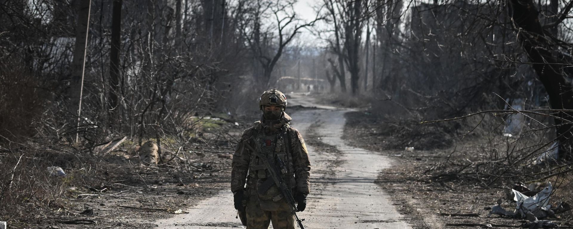 A Russian serviceman of the 55th motorised rifle brigade of the Central Military District patrols an area amid Russia's military operation in Ukraine - Sputnik International, 1920, 01.03.2024