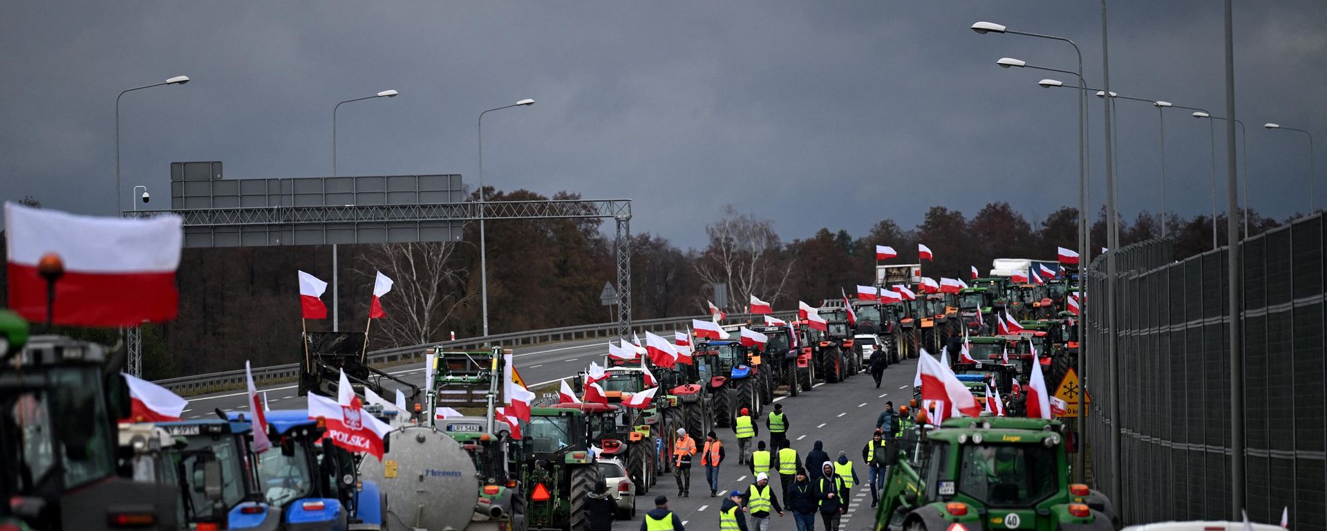 Polish farmers with their tractors and vehicles block the highway linking Warsaw and Lublin outside the town of Ryki, Lublin region on February 20, 2024. Polish farmers with their tractors and vehicles block the highway linking Warsaw and Lublin outside the town of Ryki, Lublin region on February 20, 2024. - Sputnik International, 1920, 28.02.2024