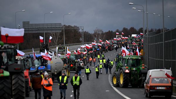 Polish farmers with their tractors and vehicles block the highway linking Warsaw and Lublin outside the town of Ryki, Lublin region on February 20, 2024. Polish farmers with their tractors and vehicles block the highway linking Warsaw and Lublin outside the town of Ryki, Lublin region on February 20, 2024. - Sputnik International