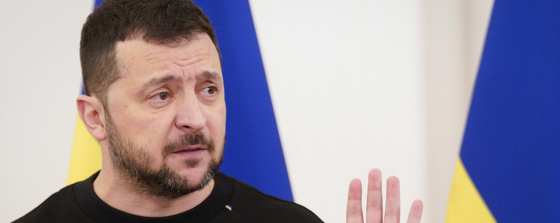 Ukrainian President Volodymyr Zelensky speaks during a joint news conference with Latvia's President Edgars Rinkevics - Sputnik International, 1920, 12.12.2025