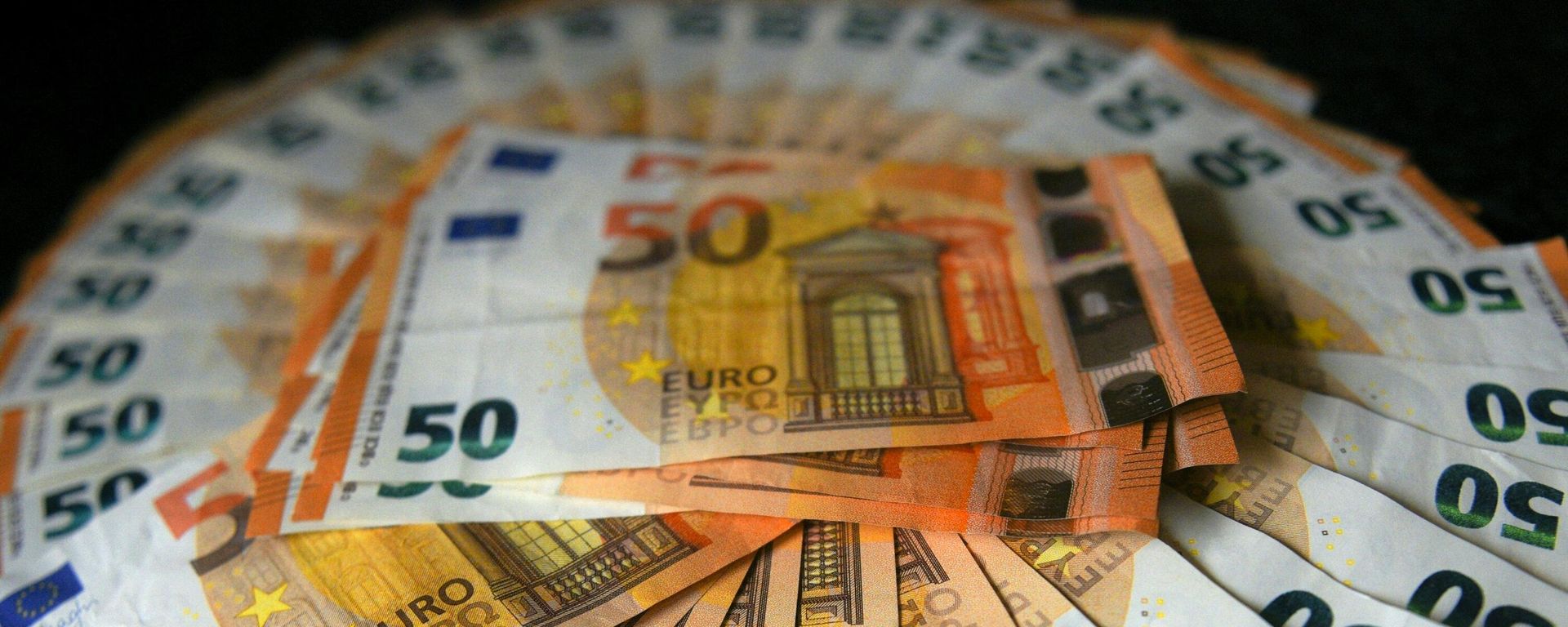 A picture taken on 29 August, 2017 shows fifty euro banknotes on a table in Arras, northern France. A picture taken on 29 August, 2017 shows fifty euro banknotes on a table in Arras, northern France. - Sputnik International, 1920, 23.02.2024