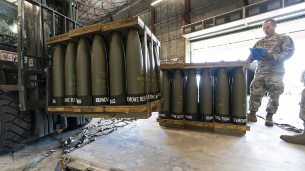U.S. Air Force Staff Sgt. Cody Brown, right, with the 436th Aerial Port Squadron, checks pallets of 155 mm shells ultimately bound for Ukraine, April 29, 2022, at Dover Air Force Base, Del.  - Sputnik International