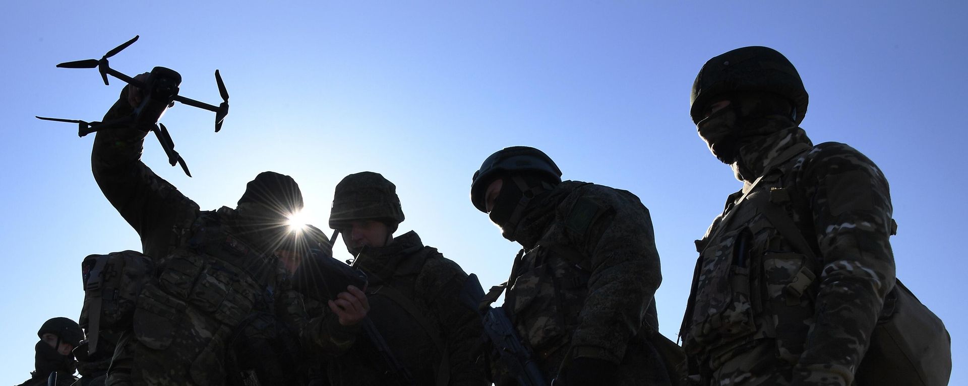 An instructor demonstrates a drone to servicemen during a combat training at Bamburovo Marine Corps training ground of the Russian Pacific Fleet, in Primorsky krai region, Russia. An instructor demonstrates a drone to servicemen during a combat training at Bamburovo Marine Corps training ground of the Russian Pacific Fleet, in Primorsky krai region, Russia. - Sputnik International, 1920, 24.02.2024