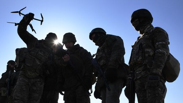 An instructor demonstrates a drone to servicemen during a combat training at Bamburovo Marine Corps training ground of the Russian Pacific Fleet, in Primorsky krai region, Russia. - Sputnik International
