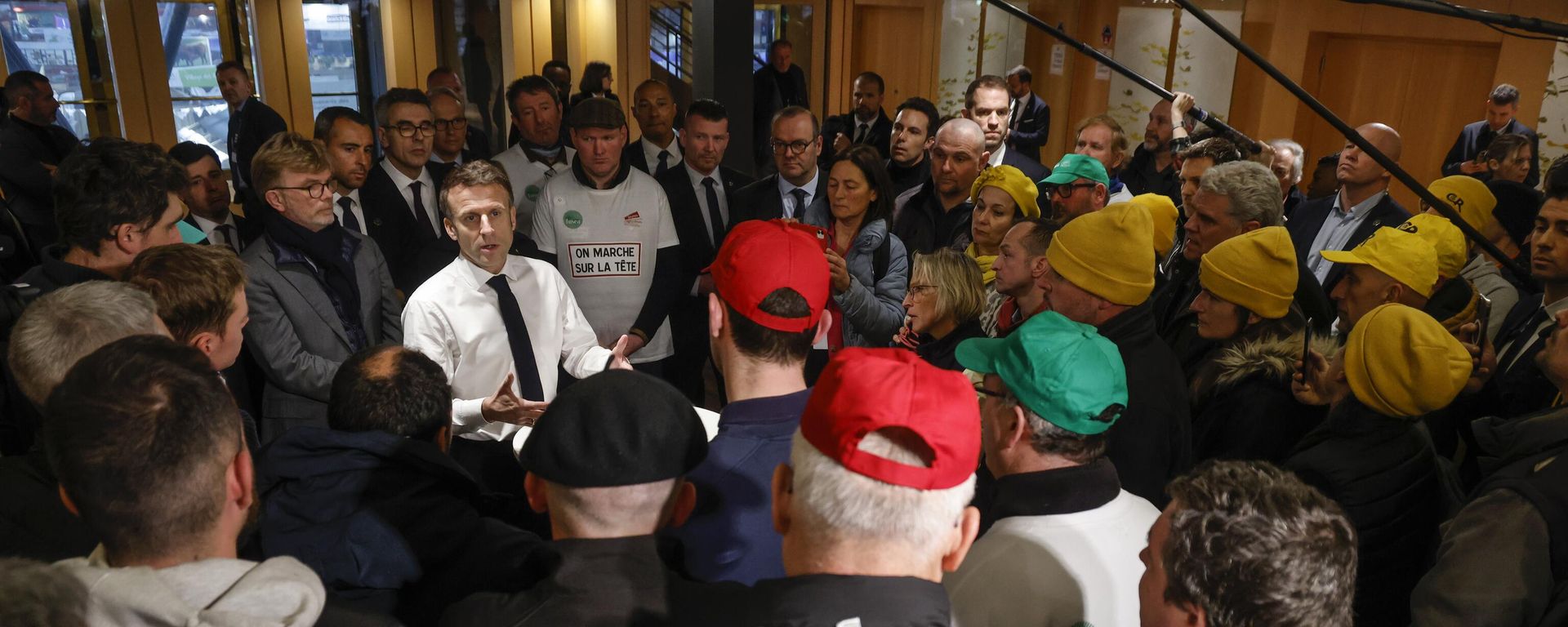 French President Emmanuel Macron, left, gestures as he speaks with farmers during a visit to the International Agriculture Fair on the opening day in Paris French President Emmanuel Macron, left, gestures as he speaks with farmers during a visit to the International Agriculture Fair on the opening day in Paris - Sputnik International, 1920, 24.02.2024