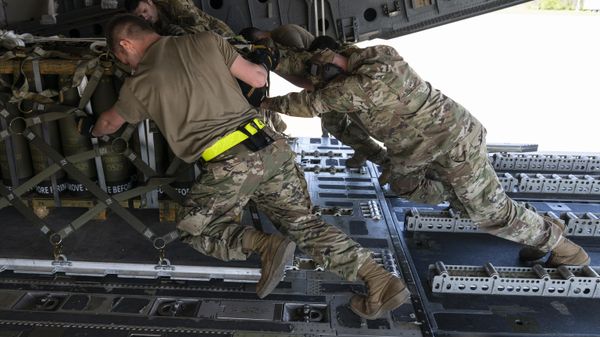 Airmen push over 8,000 pounds of 155 mm shells on to a C-17 cargo aircraft for transport, ultimately bound for Ukraine, Friday, April 29, 2022, at Dover Air Force Base, Del.  - Sputnik International