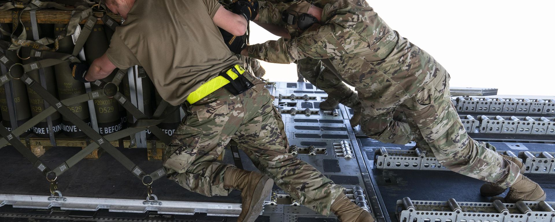 Airmen push over 8,000 pounds of 155 mm shells on to a C-17 cargo aircraft for transport, ultimately bound for Ukraine, Friday, April 29, 2022, at Dover Air Force Base, Del. Airmen push over 8,000 pounds of 155 mm shells on to a C-17 cargo aircraft for transport, ultimately bound for Ukraine, Friday, April 29, 2022, at Dover Air Force Base, Del. - Sputnik International, 1920, 24.02.2024