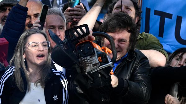 Argentine congressman and presidential candidate for the La Libertad Avanza Alliance, Javier Milei (C), waves a chainsaw during a campaign rally in San Martin, Buenos Aires province, on September 25, 2023.  - Sputnik International