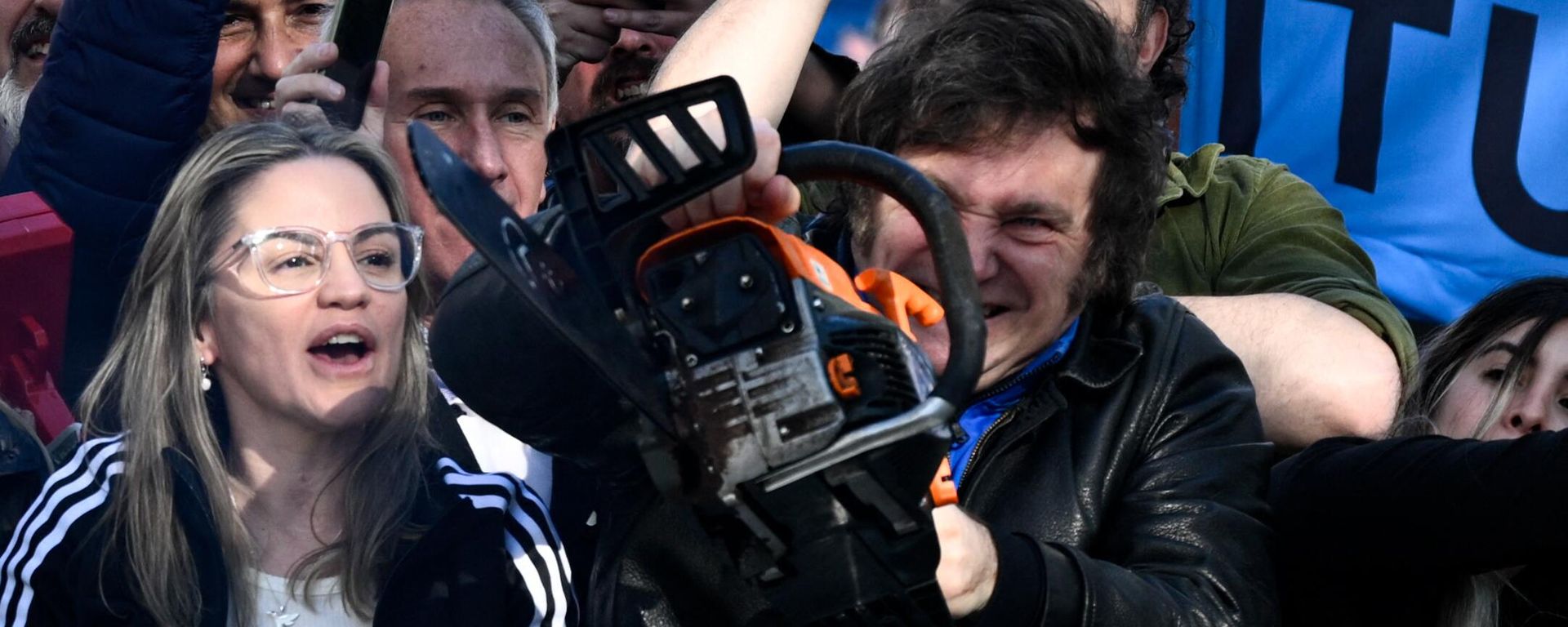 Argentine congressman and presidential candidate for the La Libertad Avanza Alliance, Javier Milei (C), waves a chainsaw during a campaign rally in San Martin, Buenos Aires province, on September 25, 2023. Argentine congressman and presidential candidate for the La Libertad Avanza Alliance, Javier Milei (C), waves a chainsaw during a campaign rally in San Martin, Buenos Aires province, on September 25, 2023. - Sputnik International, 1920, 24.02.2024