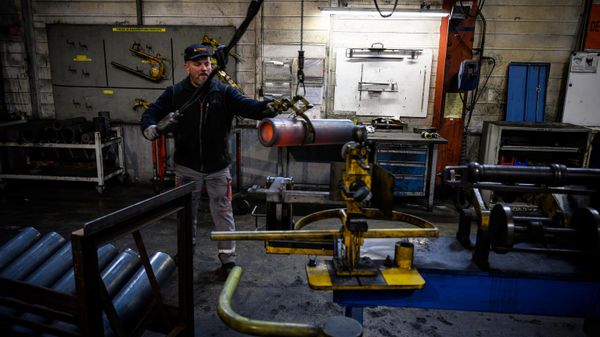 An employee works at the workshop of the Forges de Tarbes which produces 155mm shells, the munition for French Caesar artillery guns in use by the Ukrainian armed forces, in Tarbes, southwestern France, on April 4, 2023.  - Sputnik International