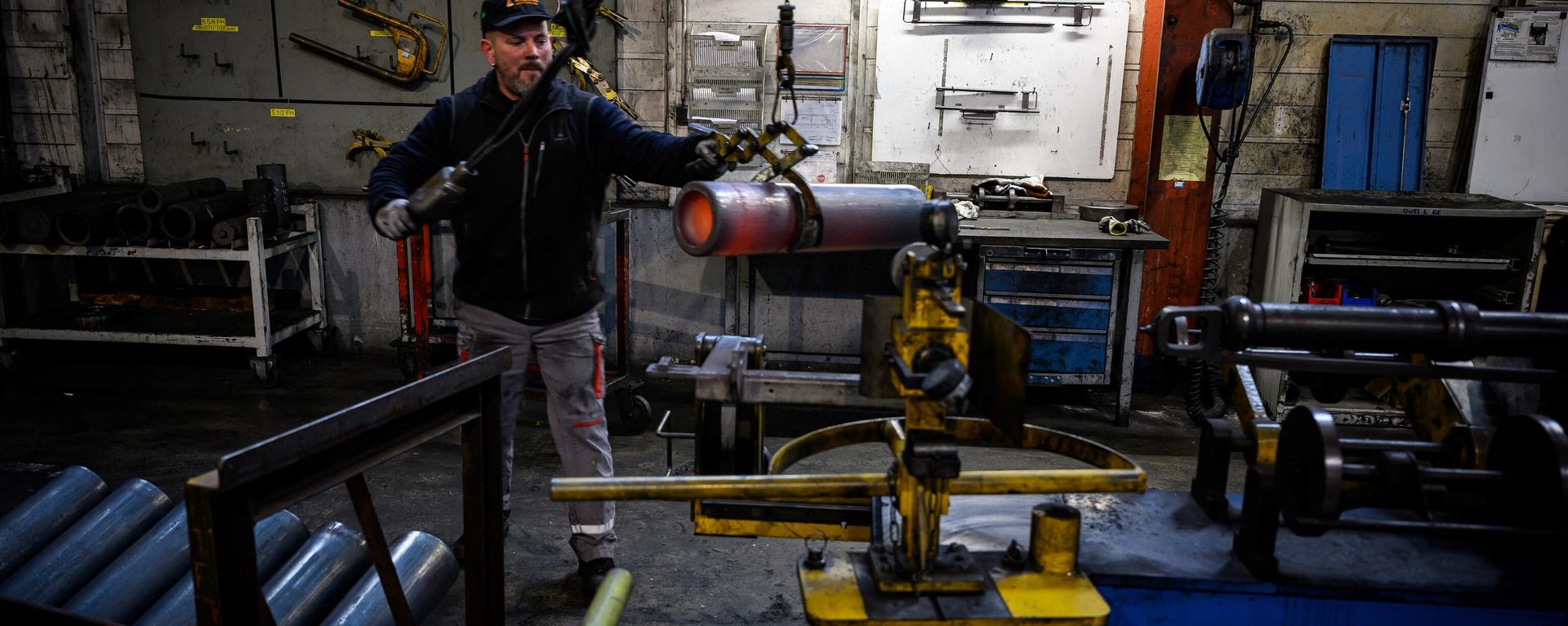 An employee works at the workshop of the Forges de Tarbes which produces 155mm shells, the munition for French Caesar artillery guns in use by the Ukrainian armed forces, in Tarbes, southwestern France, on April 4, 2023.  - Sputnik International, 1920, 25.02.2024