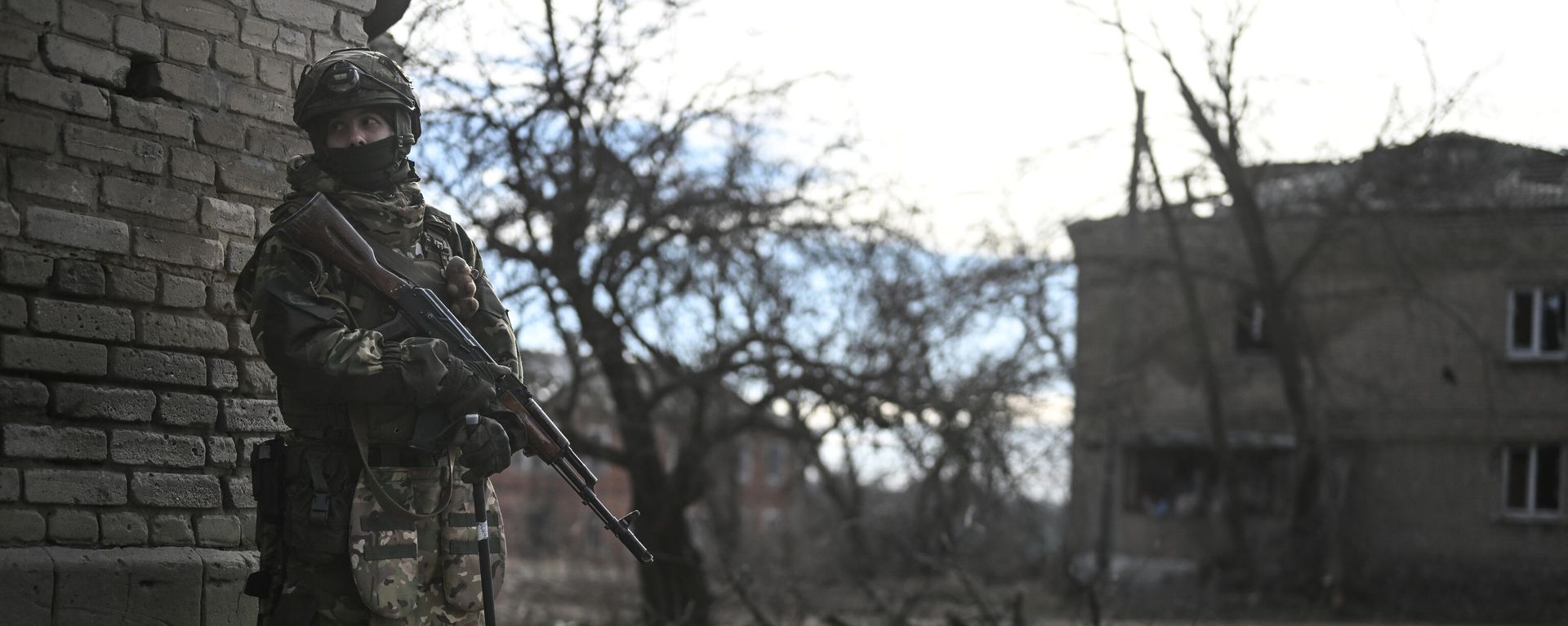 A sapper inspects an area for mines and explosive devices amid Russia's military operation in Ukraine in the town of Avdeyevka - Sputnik International, 1920, 02.03.2024