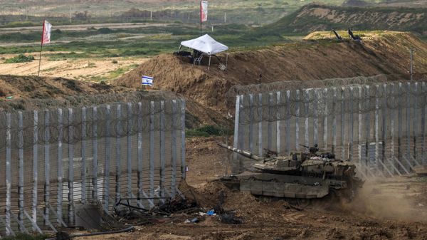 This picture taken from a position in southern Israel near the border with the Gaza Strip shows an Israeli battle tank crossing the border into northern Gaza on February 19, 2024, amid the ongoing battles between Israel and the Palestinian militant group Hamas. - Sputnik International