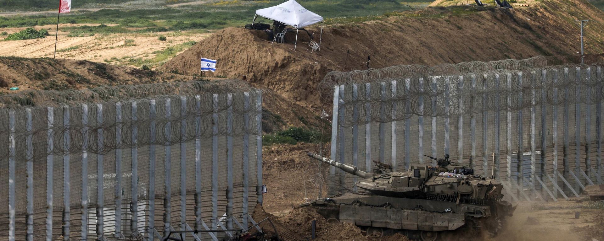 This picture taken from a position in southern Israel near the border with the Gaza Strip shows an Israeli battle tank crossing the border into northern Gaza on February 19, 2024, amid the ongoing battles between Israel and the Palestinian militant group Hamas. This picture taken from a position in southern Israel near the border with the Gaza Strip shows an Israeli battle tank crossing the border into northern Gaza on February 19, 2024, amid the ongoing battles between Israel and the Palestinian militant group Hamas. - Sputnik International, 1920, 25.02.2024