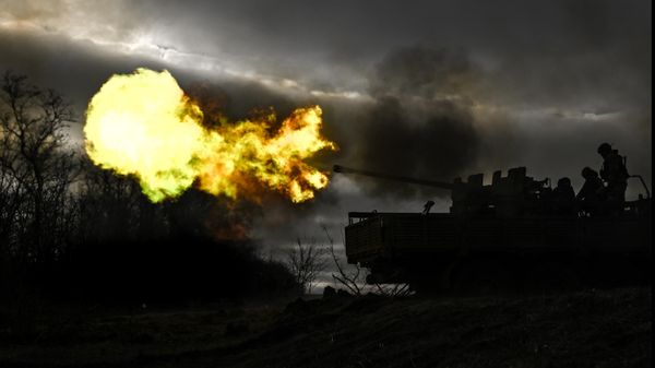 Russian servicemen of an artillery unit of the Central Military District fire an AZP S-60 anti-aircraft gun mounted on a Kamaz vehicle at Ukrainian positions - Sputnik International