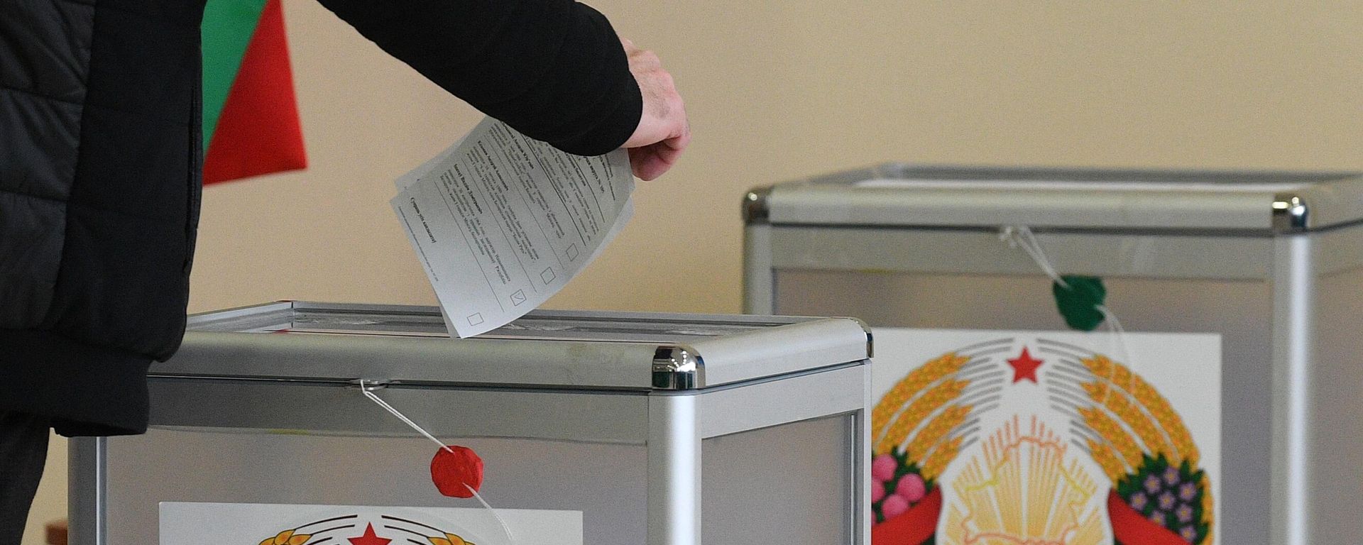 A voter casts his ballot at a polling station on a national Single Voting Day in Minsk, Belarus A voter casts his ballot at a polling station on a national Single Voting Day in Minsk, Belarus - Sputnik International, 1920, 25.02.2024
