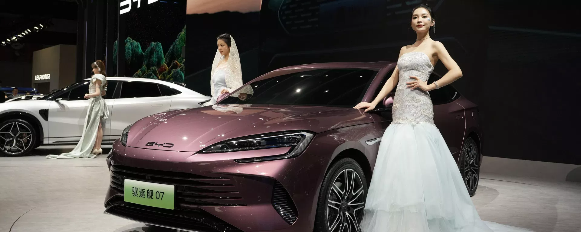 Models pose near the latest offering from Chinese automaker BYD during the Auto Shanghai 2023 show in Shanghai, Wednesday, April 19, 2023 Models pose near the latest offering from Chinese automaker BYD during the Auto Shanghai 2023 show in Shanghai, Wednesday, April 19, 2023 - Sputnik International, 1920, 23.11.2024