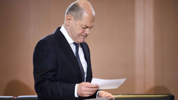 German Chancellor Olaf Scholz reads in his documents after he arrives for the weekly cabinet meeting at the chancellery in Berlin, Germany, Wednesday, Dec. 14, 2022 - Sputnik International