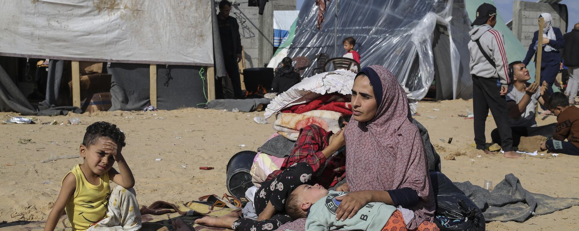 Palestinians displaced by the Israeli bombardment of the Gaza Strip set up a tent camp in Rafah on Wednesday, Dec. 6, 2023 Palestinians displaced by the Israeli bombardment of the Gaza Strip set up a tent camp in Rafah on Wednesday, Dec. 6, 2023 - Sputnik International, 1920, 26.02.2024