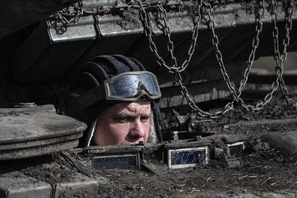 Post-repair testing by the crew of a T-80 BVM tank. - Sputnik International