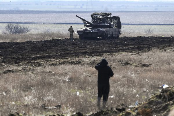 Repair and evacuation units of the Vostok Battlegroup test a T-80 BVM tank after repairs. - Sputnik International