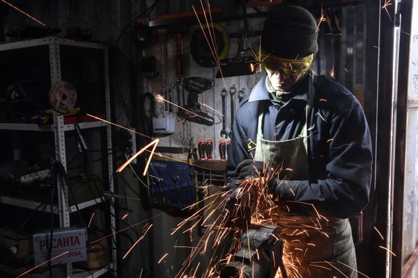 A soldier of the repair and recovery battalion repairs pieces of military equipment from the special military operation zone. - Sputnik International