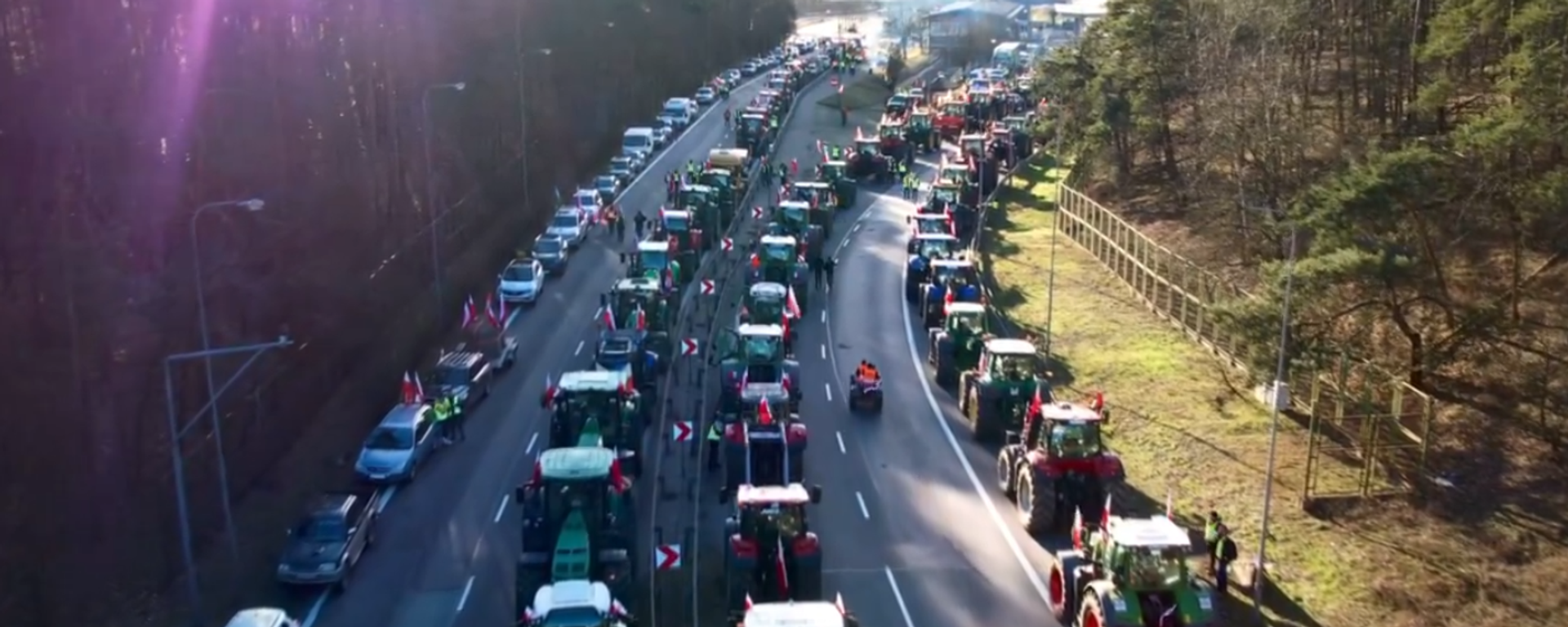 Screenshot of drone footage showing farmer blockade of border crossing in Swiecko  on the A2 highway linking Warsaw and Berlin. - Sputnik International, 1920, 26.02.2024