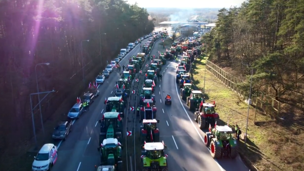 Screenshot of drone footage showing farmer blockade of border crossing in Swiecko  on the A2 highway linking Warsaw and Berlin. - Sputnik International